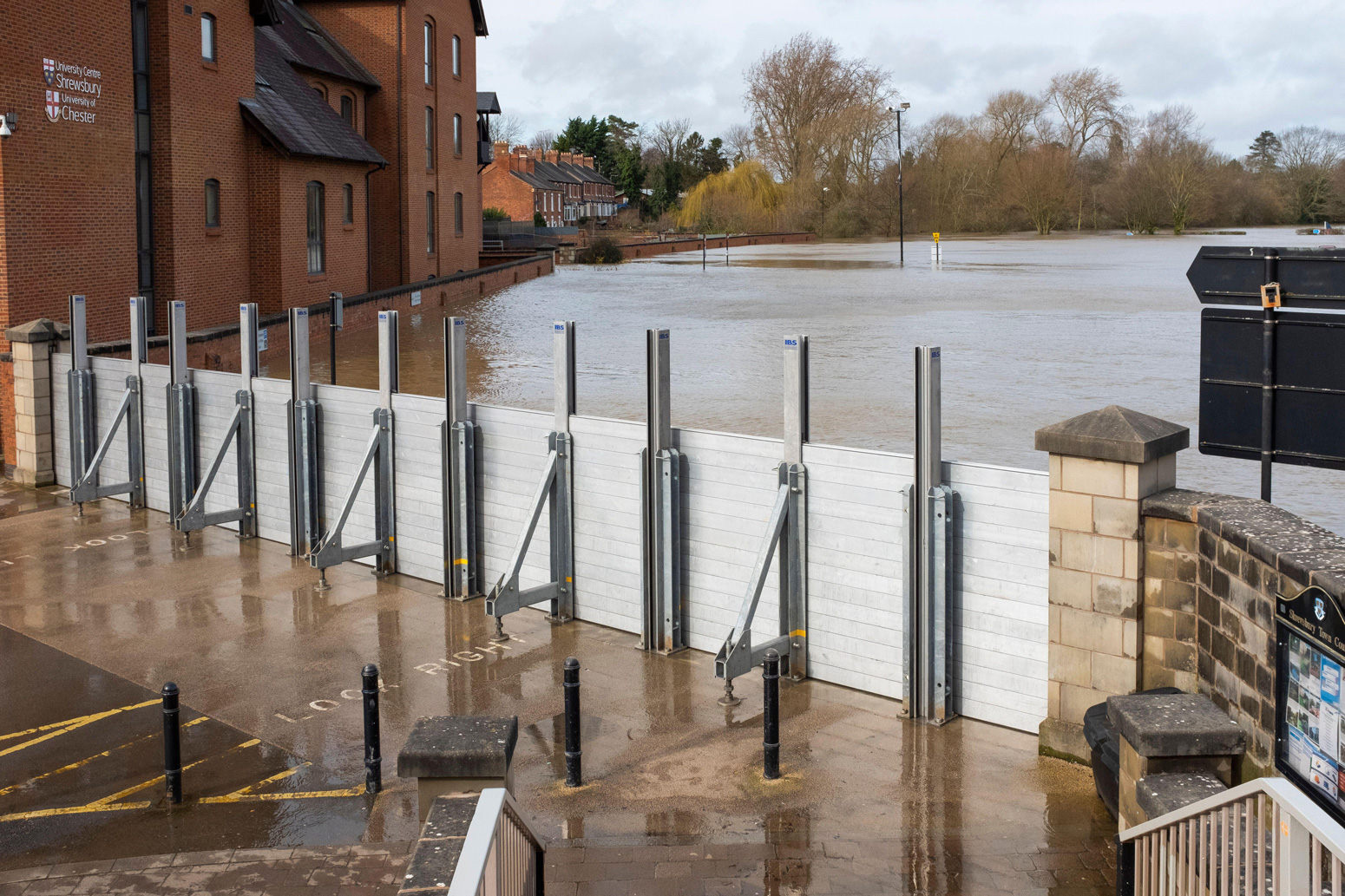 Flood-barriers-holding-back-the-River-Severn_2B1JK5P.jpg