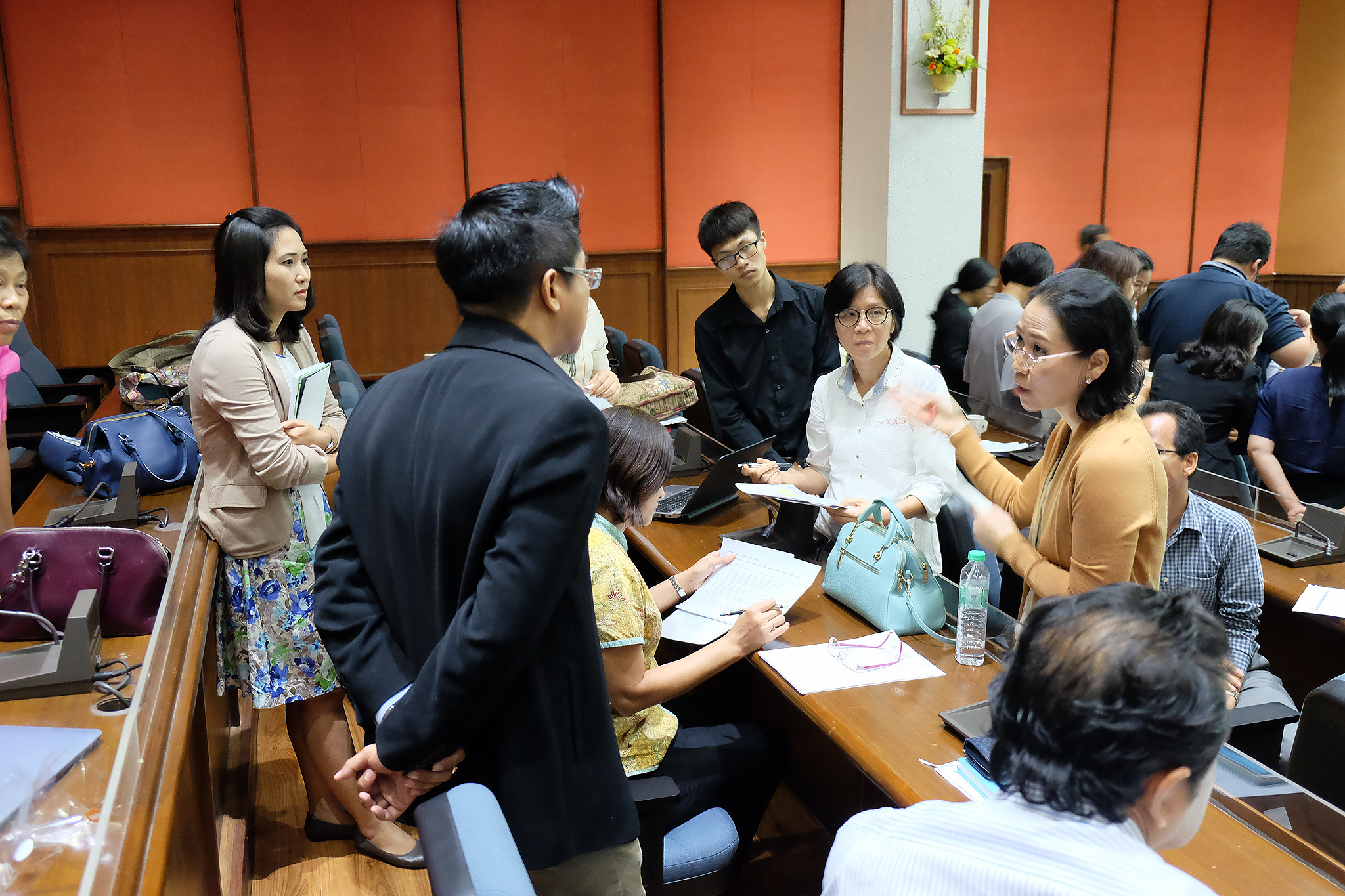 A group of people in a meeting
AI-generated content may be incorrect.
