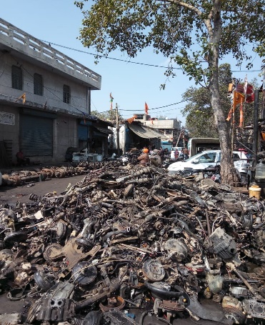 A pile of scrap metal on the street

AI-generated content may be incorrect.
